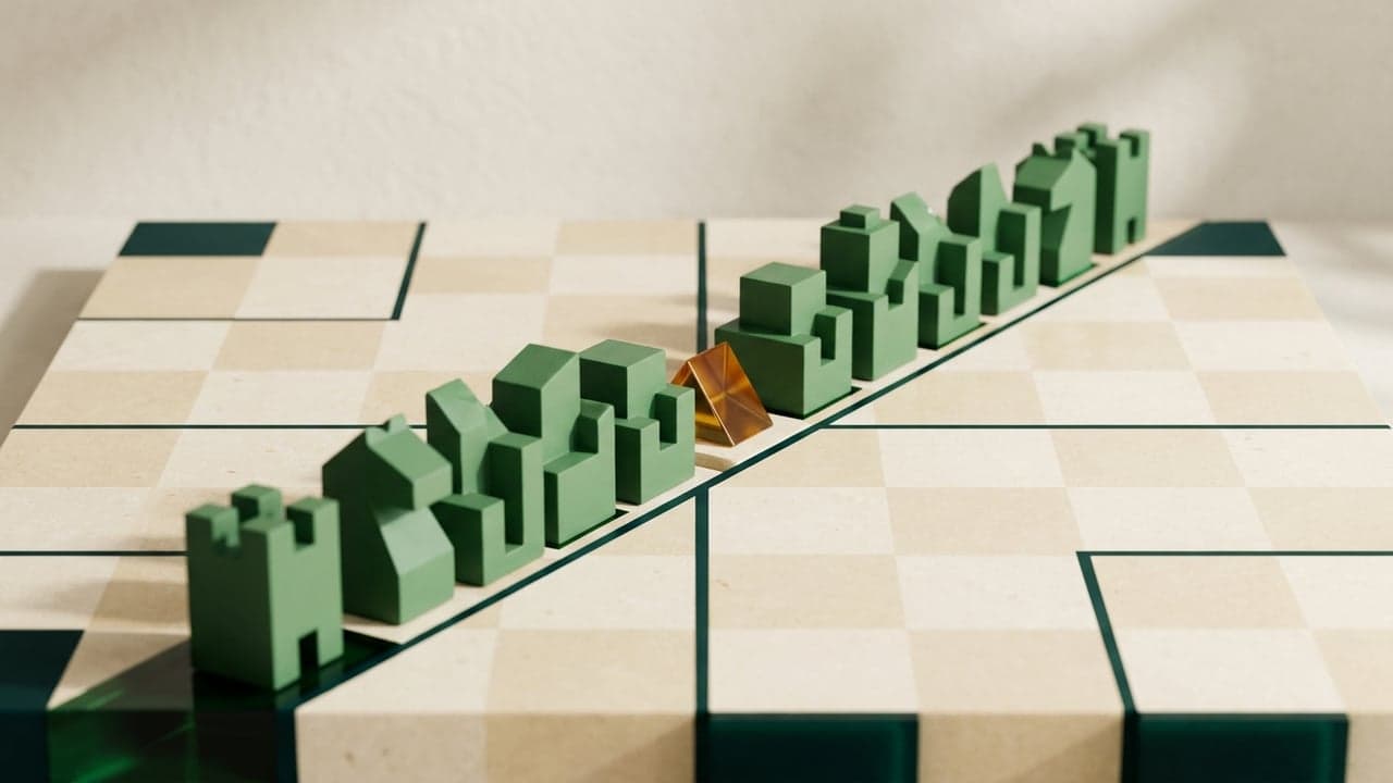 Piezas verdes formando una línea conectada sobre un tablero crema